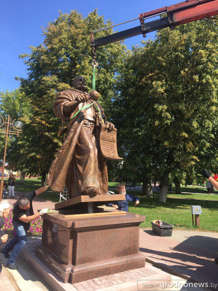 Смотрите, как выглядит памятник Льву Сапеге в Слониме