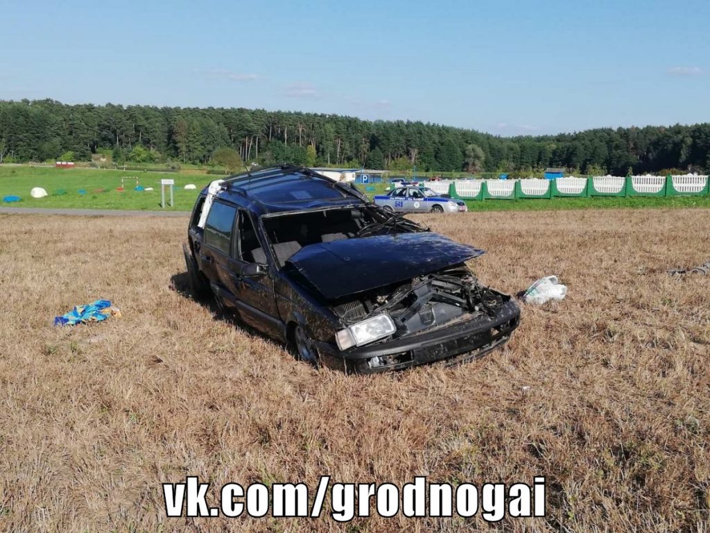 Под Волковыском машина вылетела в кювет и перевернулась, есть пострадавшие