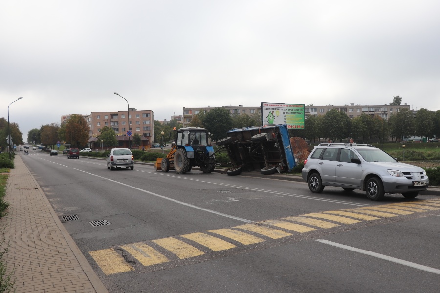 В Лиде перевернулся трактор с металлической бочкой. Что произошло?