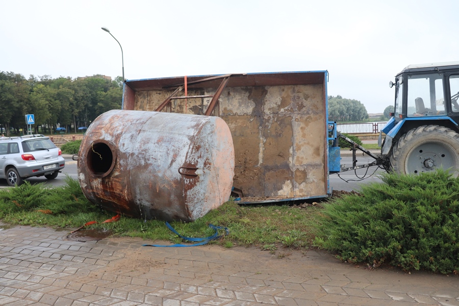 В Лиде перевернулся трактор с металлической бочкой. Что произошло?