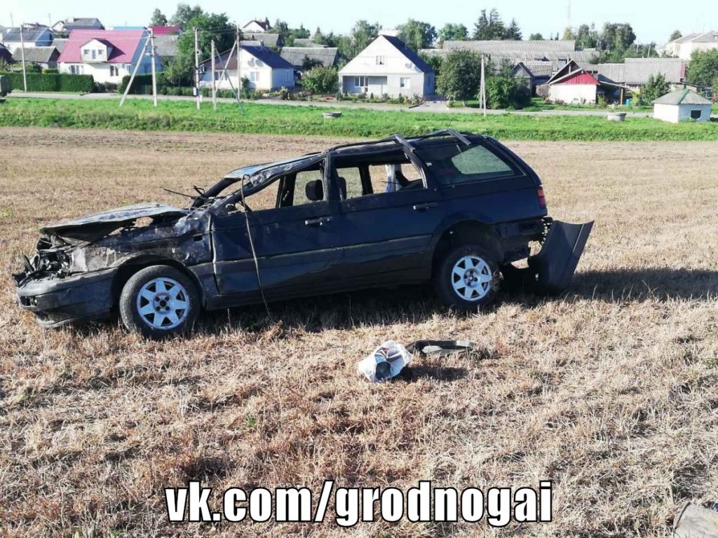 Под Волковыском машина вылетела в кювет и перевернулась, есть пострадавшие