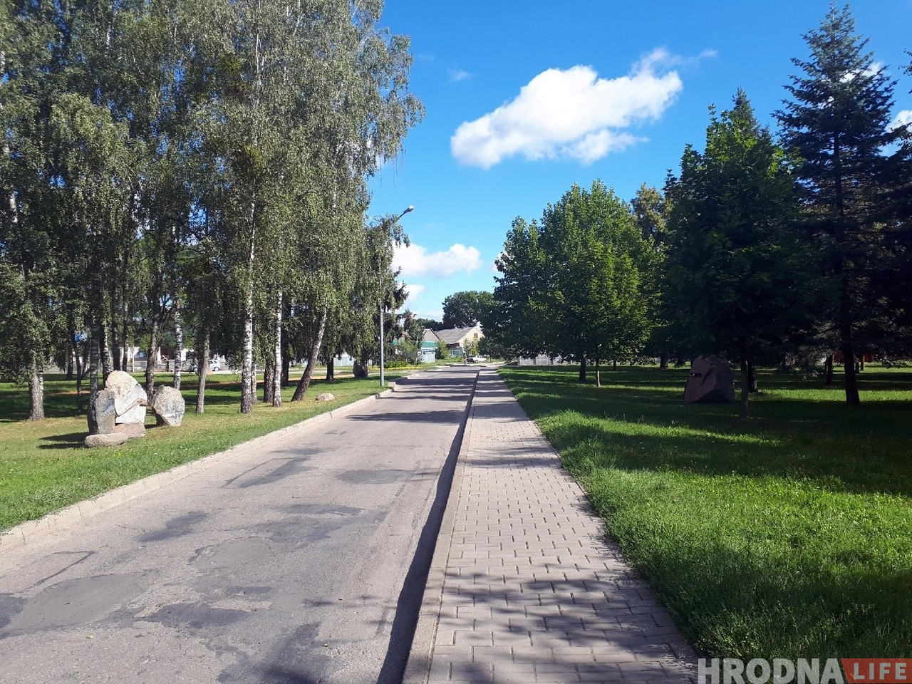 Вандалы повалили каменную скульптуру в Коложском парке