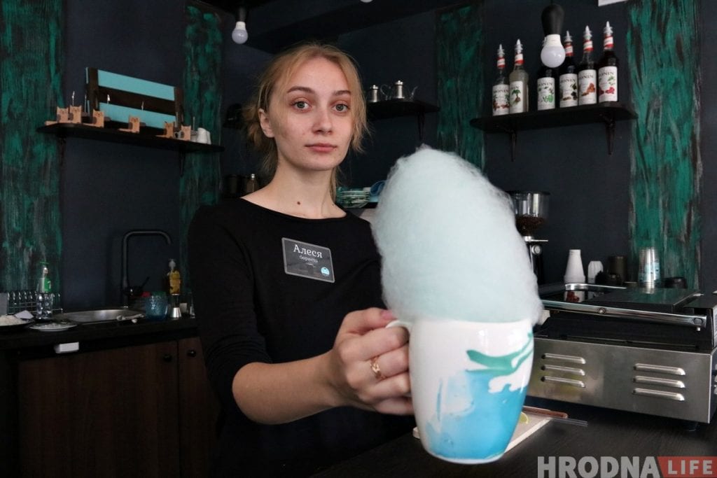 У цэнтры Гродна стала на адну кавярню больш: адкрылася "Кава Banga", дзе каву падаюць з салодкай ватай