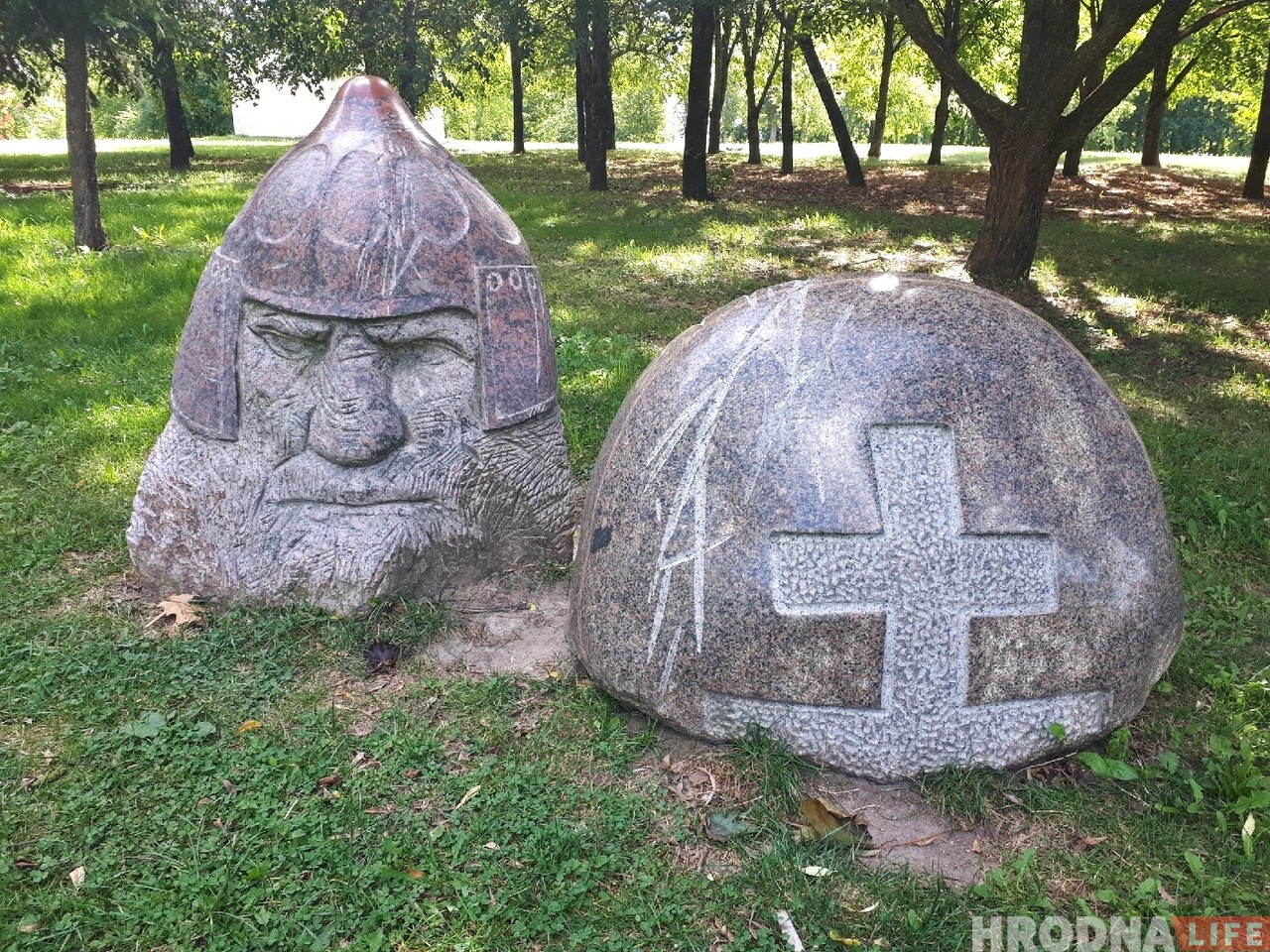 Вандалы повалили каменную скульптуру в Коложском парке