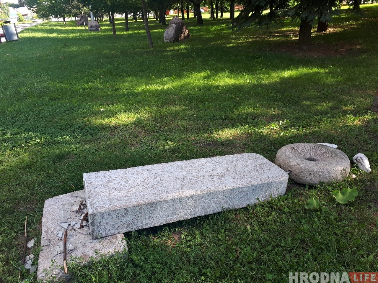 Вандалы повалили каменную скульптуру в Коложском парке