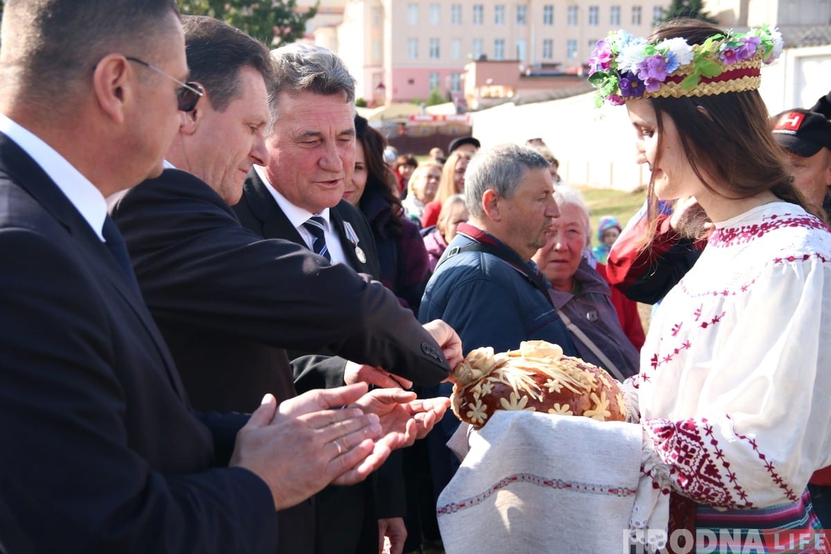 «Наш падарунак гораду». Каля хлебазавода адкрылі "Хлебнае дрэва"