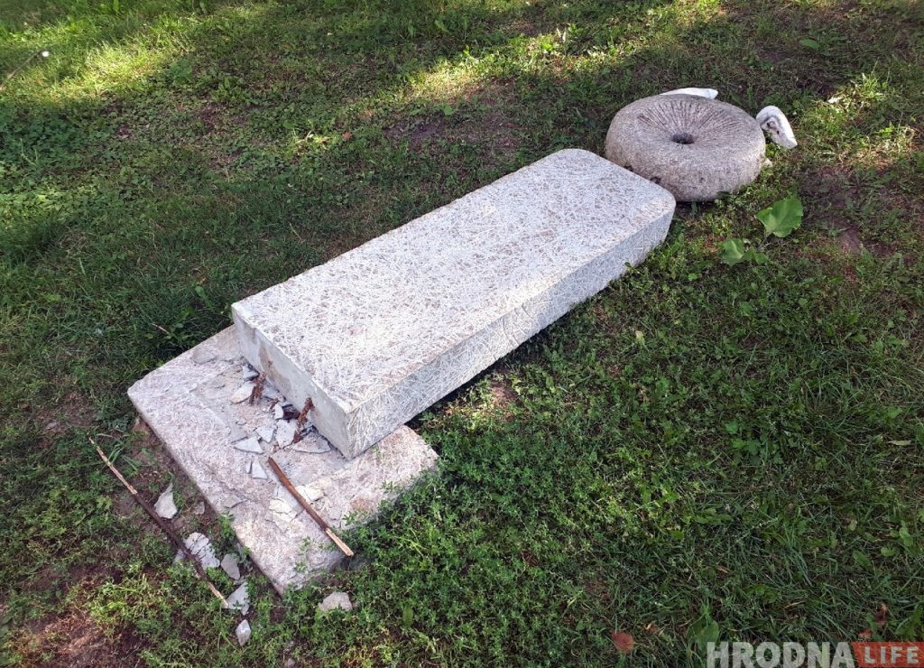 Вандалы павалілі каменную скульптуру ў Каложскім парку