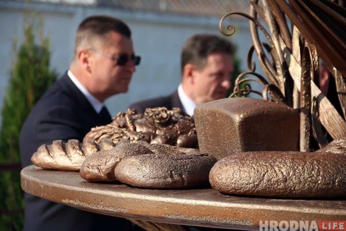«Наш падарунак гораду». Каля хлебазавода адкрылі "Хлебнае дрэва"