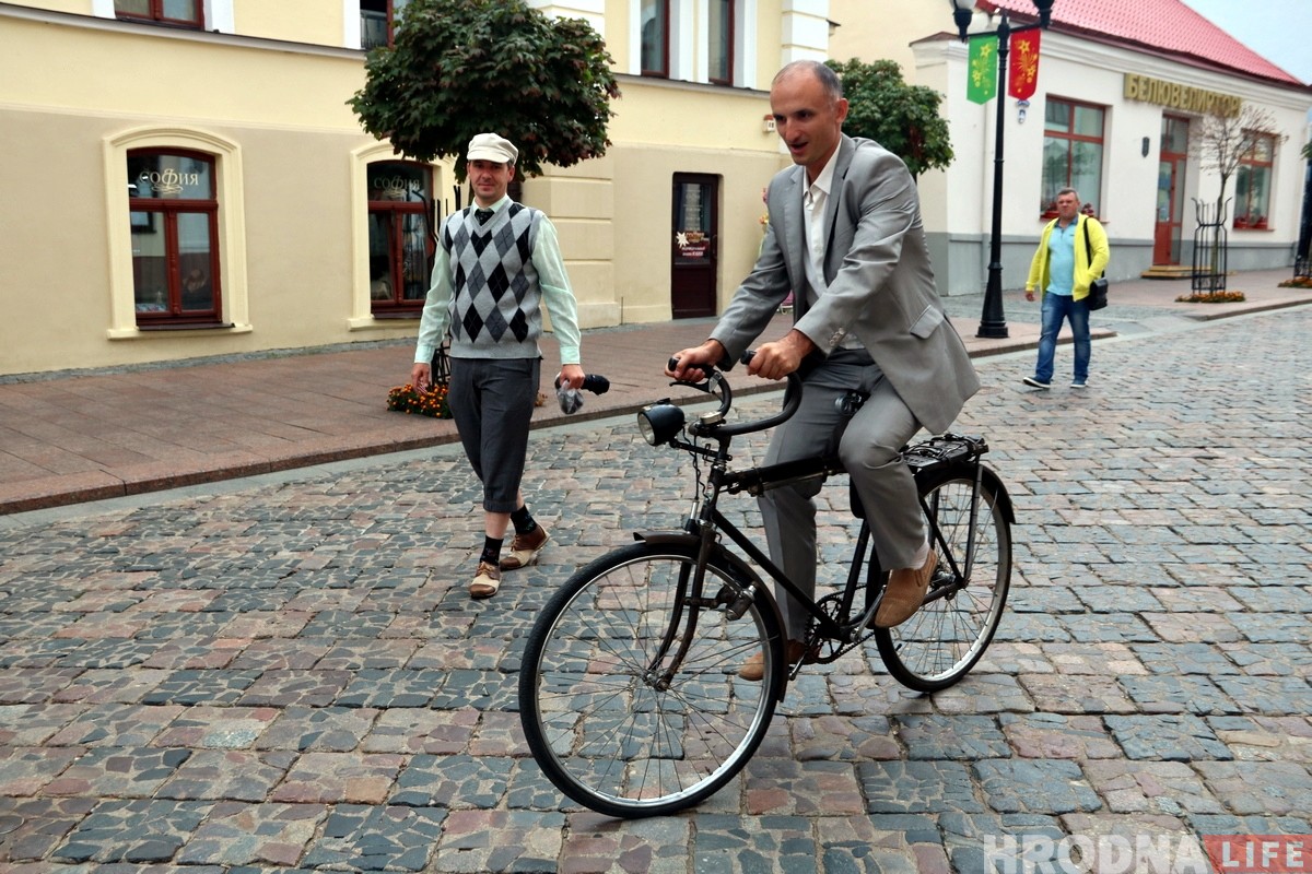 «Фантастика, это же "Неман"». В центре Гродно горожанам дали протестировать довоенные велосипеды