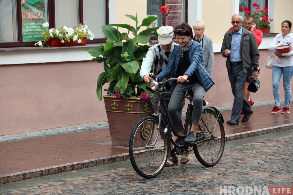 «Фантастика, это же "Неман"». В центре Гродно горожанам дали протестировать довоенные велосипеды