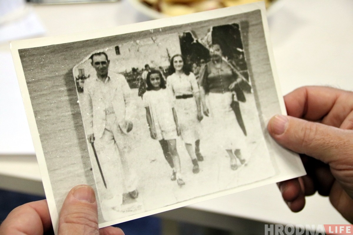 "У музеі ўбачыў такі ж здымак, як у мяне". Нашчадак гродзенцаў з Самары прыехаў шукаць свае карані