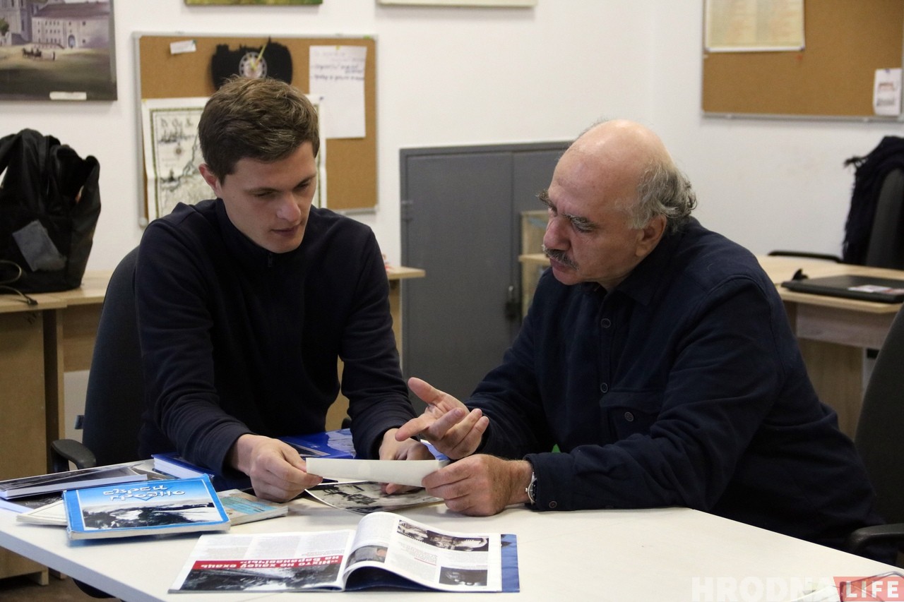 "У музеі ўбачыў такі ж здымак, як у мяне". Нашчадак гродзенцаў з Самары прыехаў шукаць свае карані
