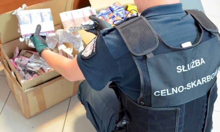 Амаль тысячу пачкаў беларускіх цыгарэт адправілі ў Вялікабрытанію поштай