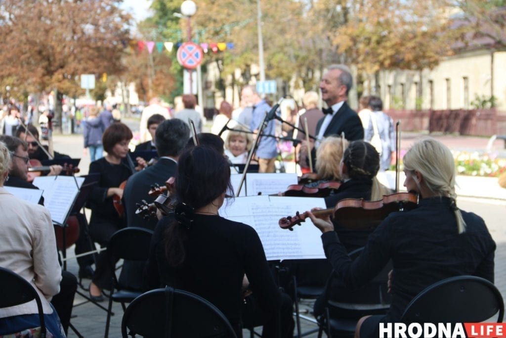 Тату на банане і свіння пад гарвыканкамам - чым здзіўляў Дзень горада ў Гродне. Фотарэпартаж