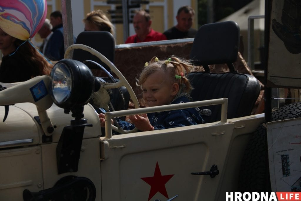 Тату на банане і свіння пад гарвыканкамам - чым здзіўляў Дзень горада ў Гродне. Фотарэпартаж