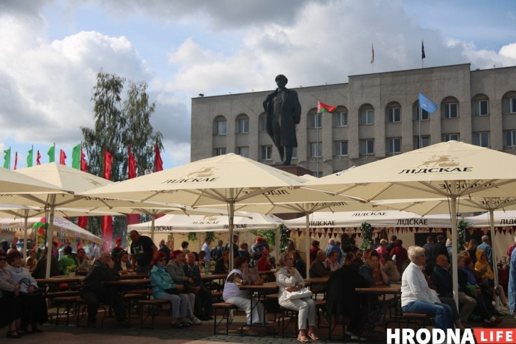 Тату на банане і свіння пад гарвыканкамам - чым здзіўляў Дзень горада ў Гродне. Фотарэпартаж