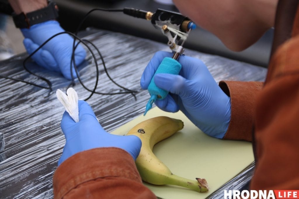 Тату на банане і свіння пад гарвыканкамам - чым здзіўляў Дзень горада ў Гродне. Фотарэпартаж