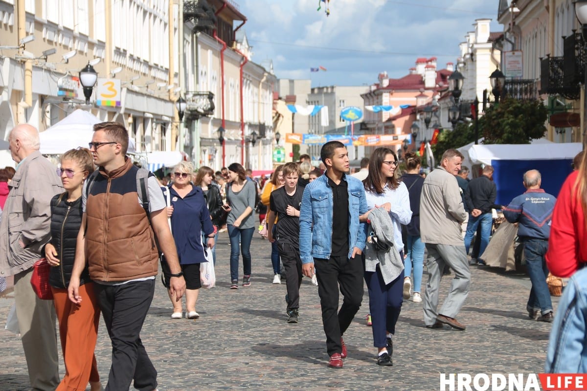 Тату на банане і свіння пад гарвыканкамам - чым здзіўляў Дзень горада ў Гродне. Фотарэпартаж