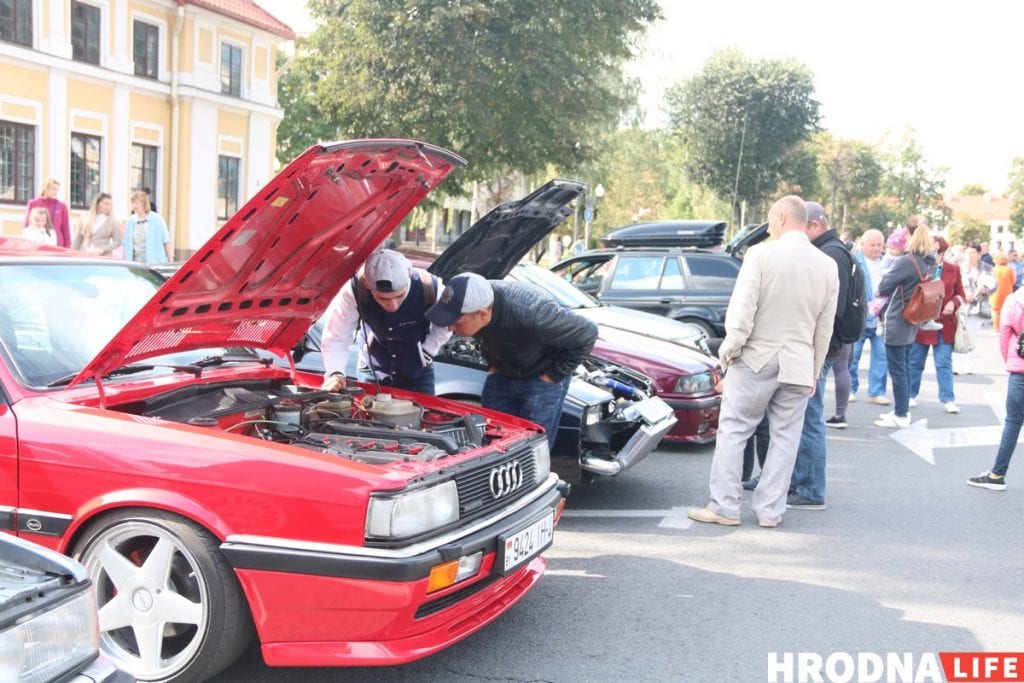 Тату на банане і свіння пад гарвыканкамам - чым здзіўляў Дзень горада ў Гродне. Фотарэпартаж