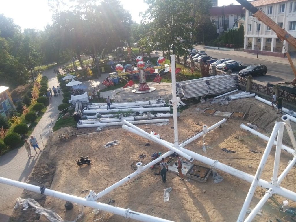В Гродно начали устанавливать колесо обозрения в парке Жилибера