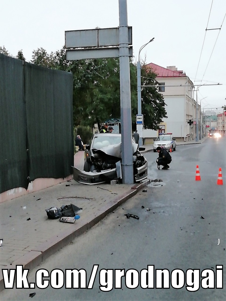 Таксіст з пасажырам заснуў за рулём і ўрэзаўся ў слуп