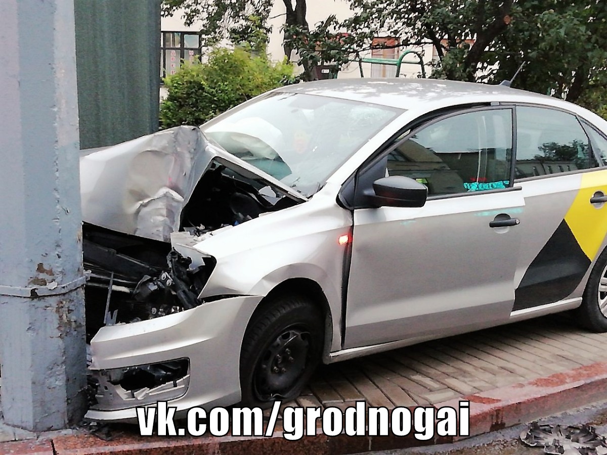 Таксіст з пасажырам заснуў за рулём і ўрэзаўся ў слуп