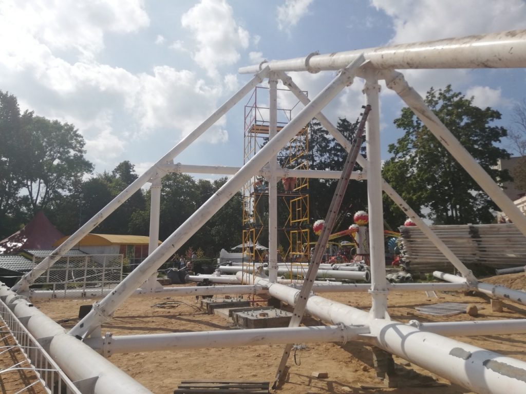В Гродно начали устанавливать колесо обозрения в парке Жилибера