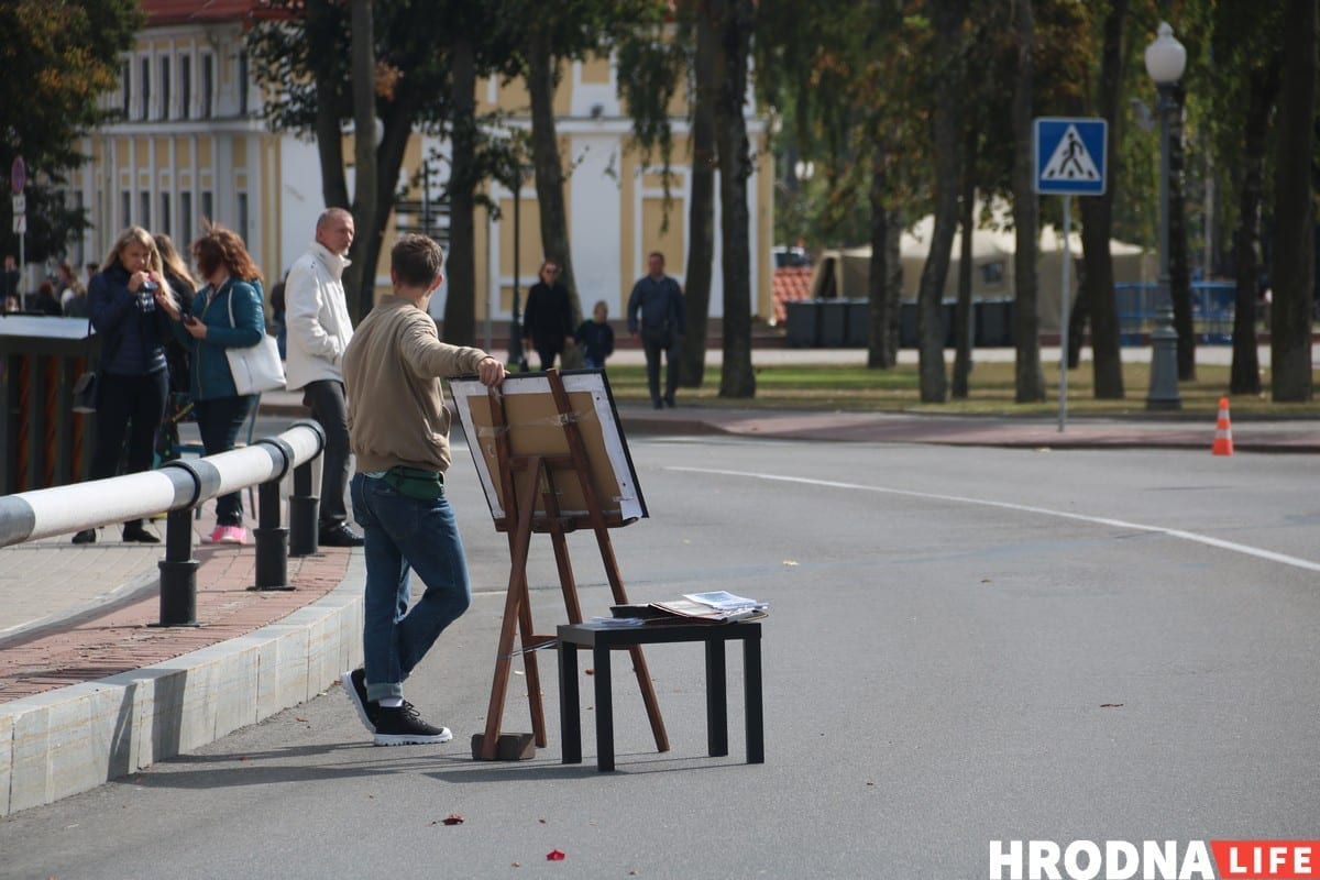 "Людзі - гэта таксама эпоха". У Гродне адкрылі выставу рэтра-здымкаў на мосце "Людзі - гэта таксама эпоха". У Гродне адкрылі выставу рэтра-здымкаў на мосце