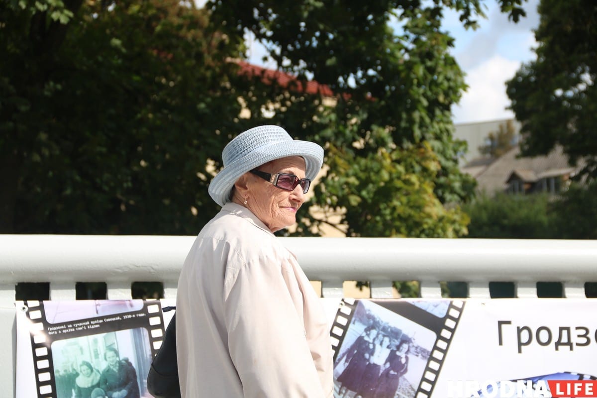 "Людзі - гэта таксама эпоха". У Гродне адкрылі выставу рэтра-здымкаў на мосце "Людзі - гэта таксама эпоха". У Гродне адкрылі выставу рэтра-здымкаў на мосце