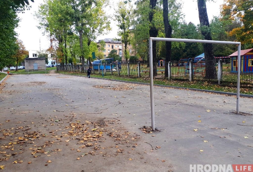 парковки на детской площадке, парковка