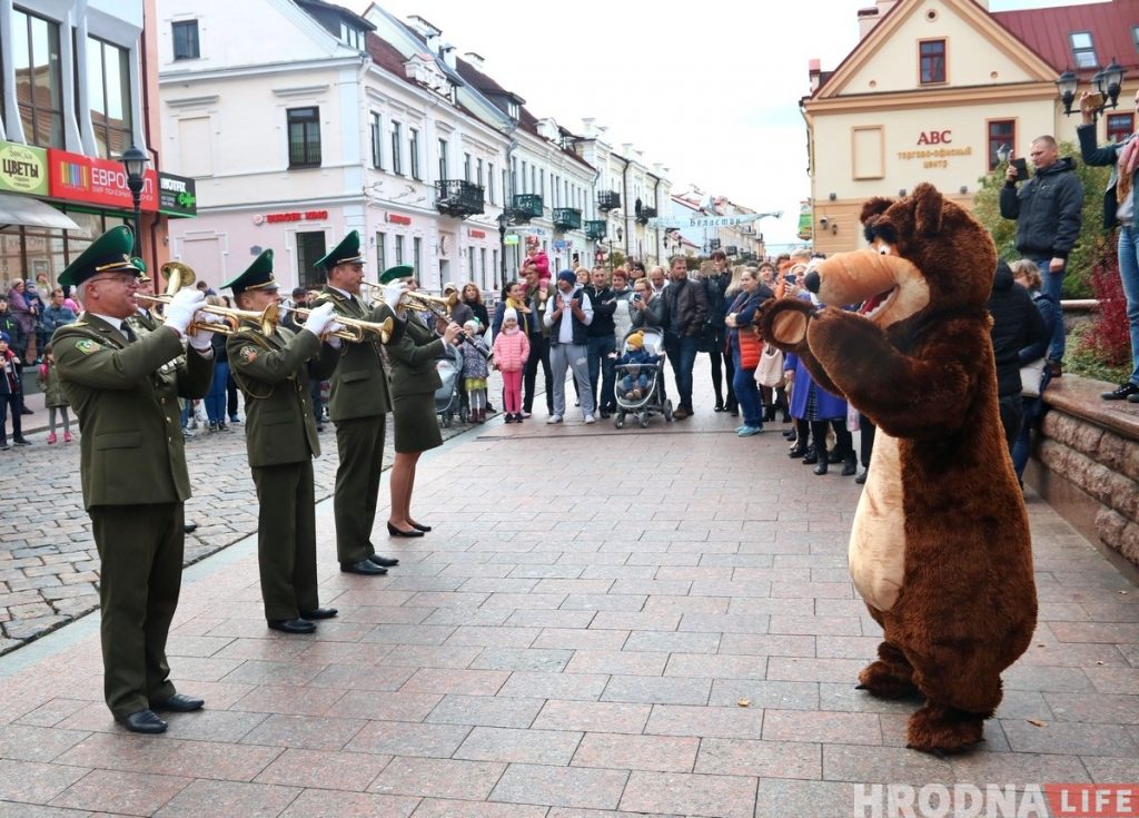 З мядзведзем і сусветнымі хітамі: у цэнтры Гродна прайшоў парад аркестраў