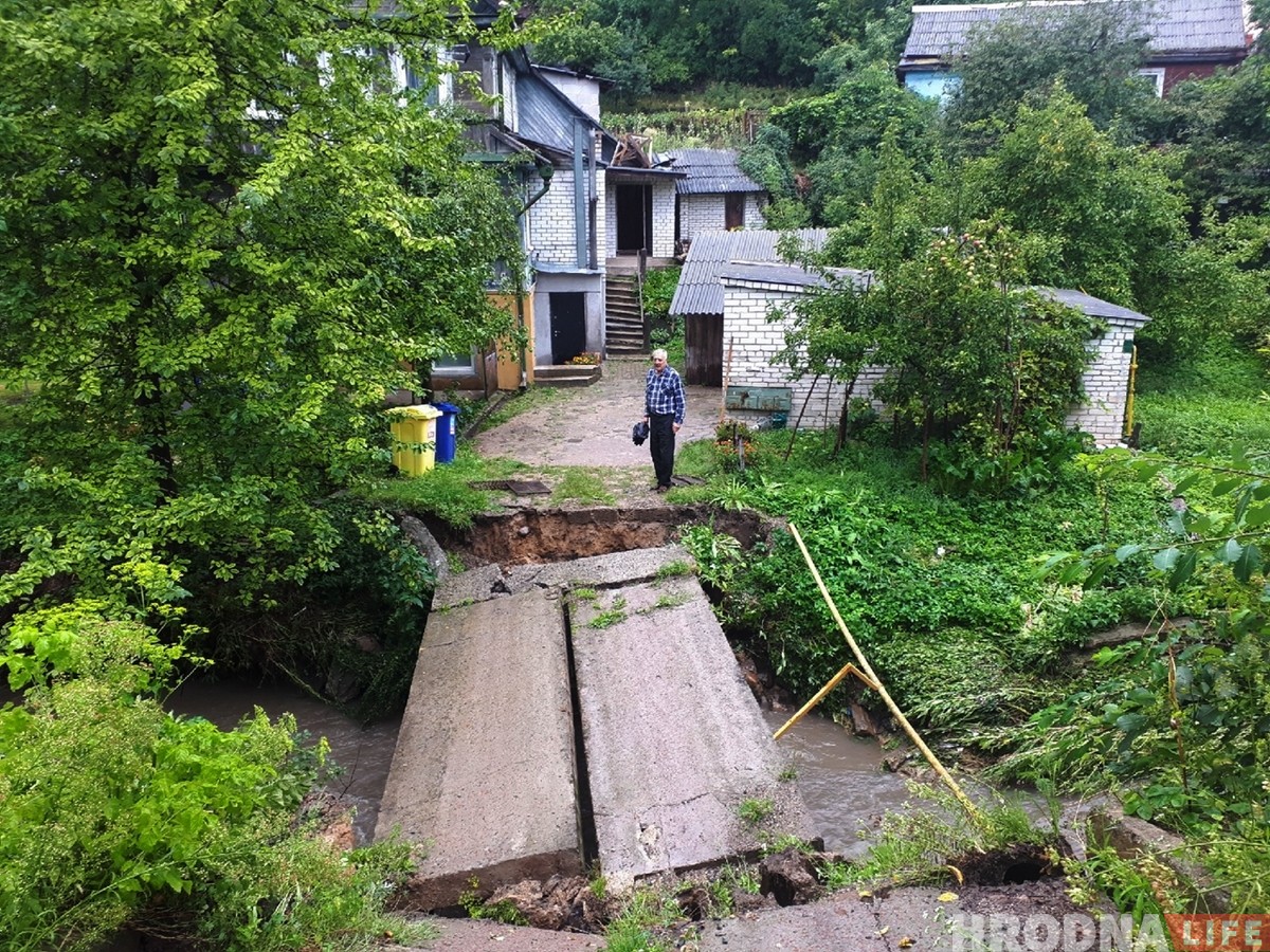 Чыноўнікі абяцалі пенсіянеру новы мост да дому. А потым перадумалі Чыноўнікі абяцалі пенсіянеру новы мост да дому. А потым перадумалі