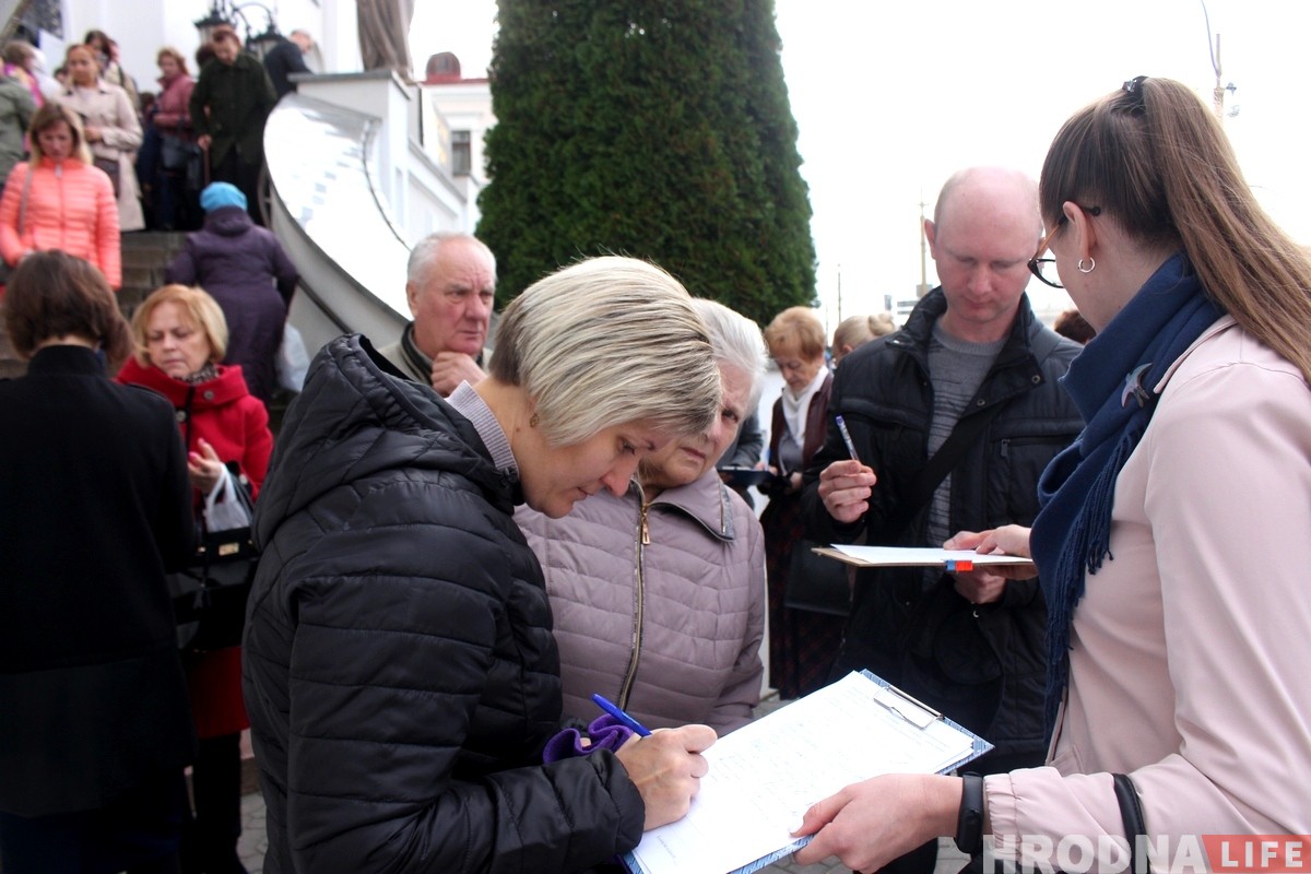В Гродно собирают подписи против пропаганды однополых отношений: что говорят гродненцы?