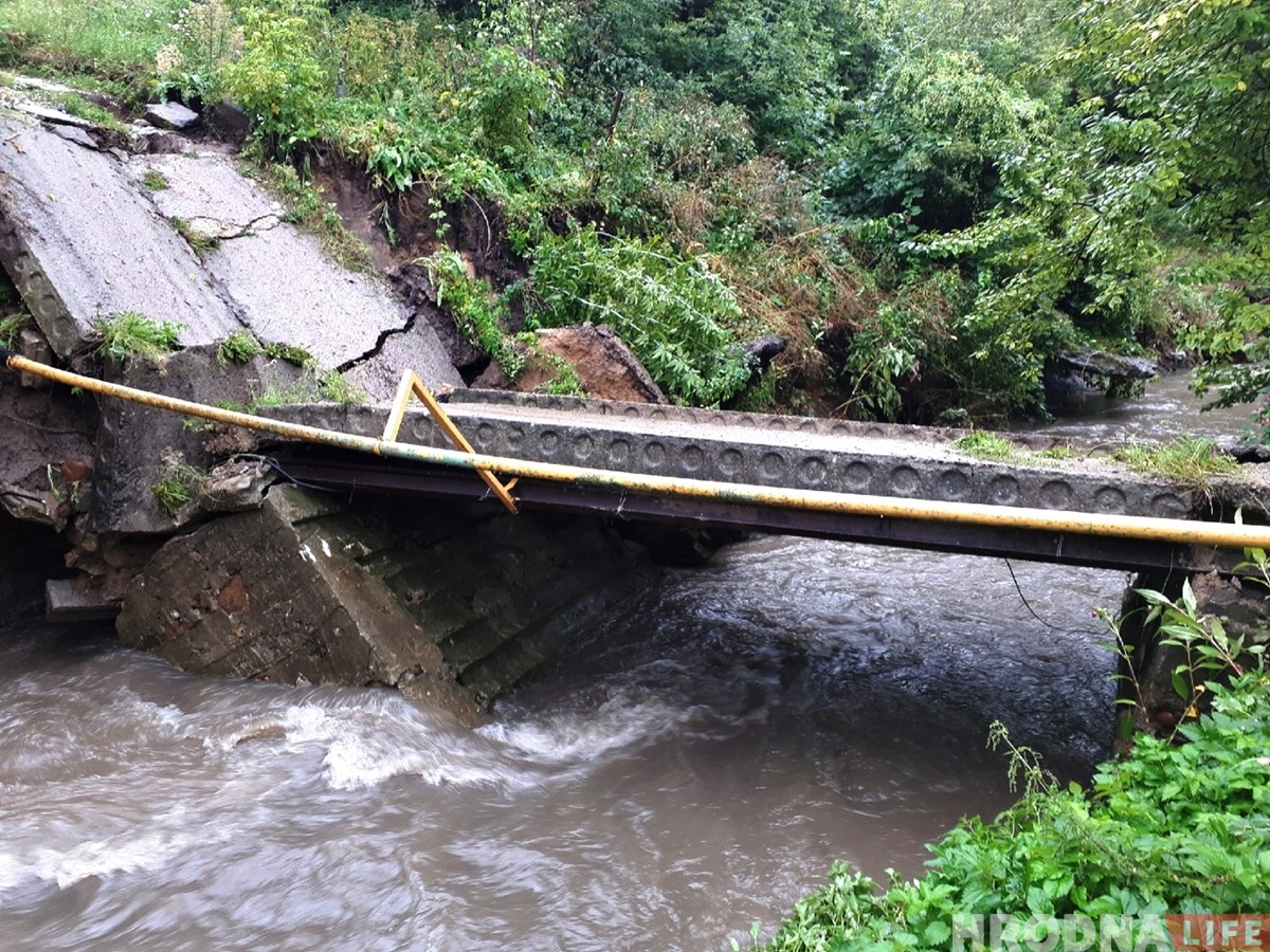 Чыноўнікі абяцалі пенсіянеру новы мост да дому. А потым перадумалі Чыноўнікі абяцалі пенсіянеру новы мост да дому. А потым перадумалі