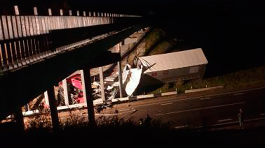 Фура пад Навагрудкам урэзалася ў апору пуцеправода: кіроўца загінуў