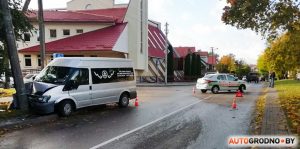 Мікрааўтобус рытуальнай службы ўрэзаўся ў слуп. Як гэта адбылося? Мікрааўтобус рытуальнай службы ўрэзаўся ў слуп. Як гэта адбылося?