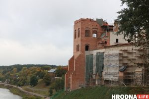У Гродне майстры ўручную абшываюць купал Старога замка Стары замак