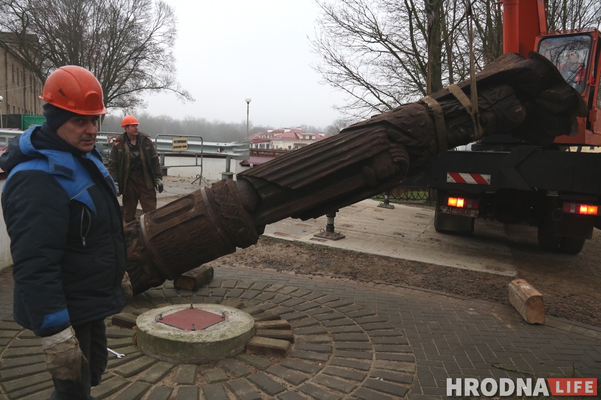 «Яшчэ пяць гадоў дакладна прастаіць». Драўлянага Вітаўта вярнулі да гродзенскіх замкаў