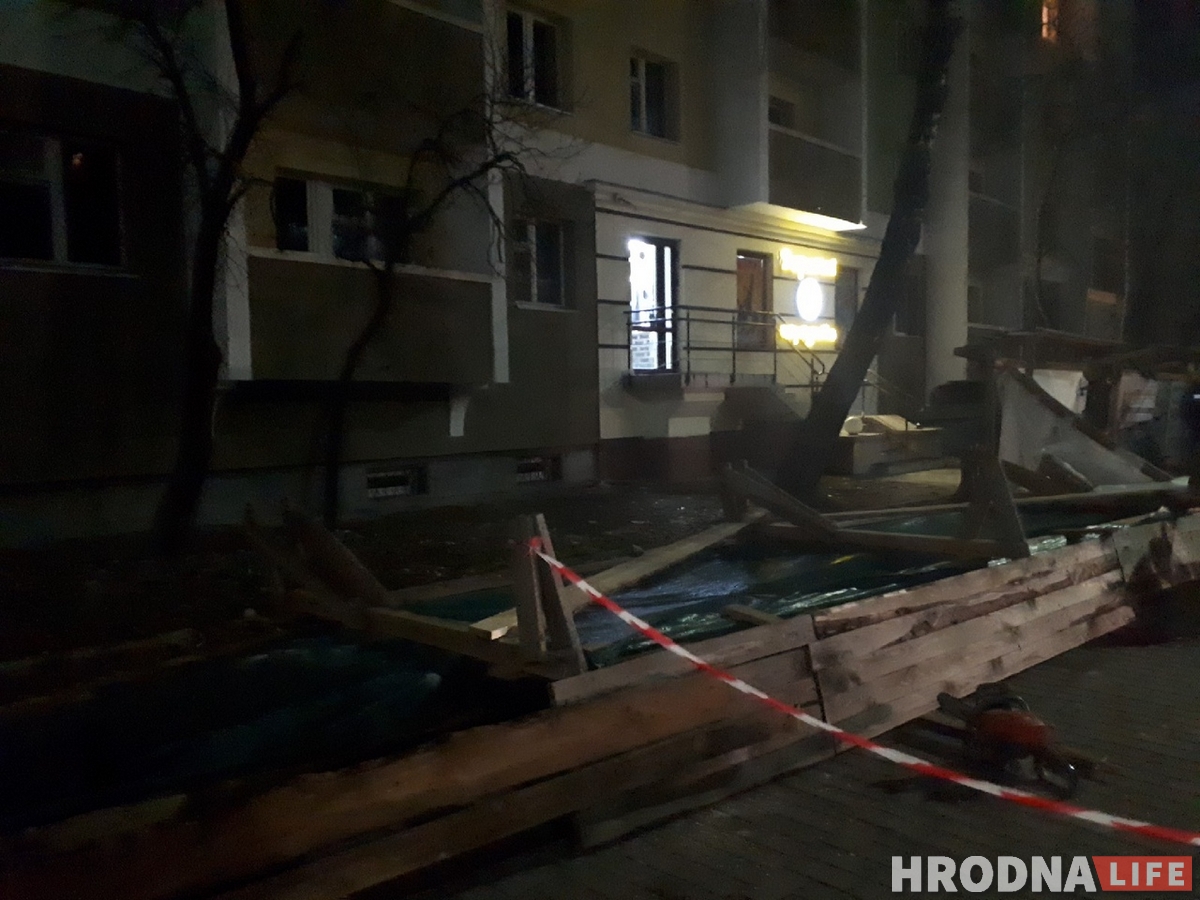 На Горкага будаўнічы плот зваліўся на дзяўчыну. Пацярпелую павезлі ў лякарню