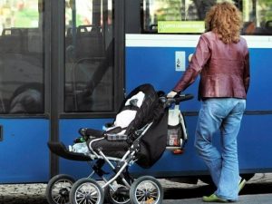 У Гродне каля дзіцячага садка затрымалі эксгібіцыяніста. Ён завабліваў дзяцей шышкамі