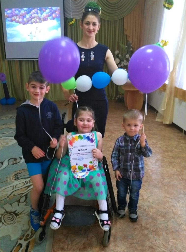 «Яна не скардзіцца. Проста сядзе часам побач і спытае: «Мама, ну калі я ўжо буду хадзіць? Я веру, што буду хадзіць! »