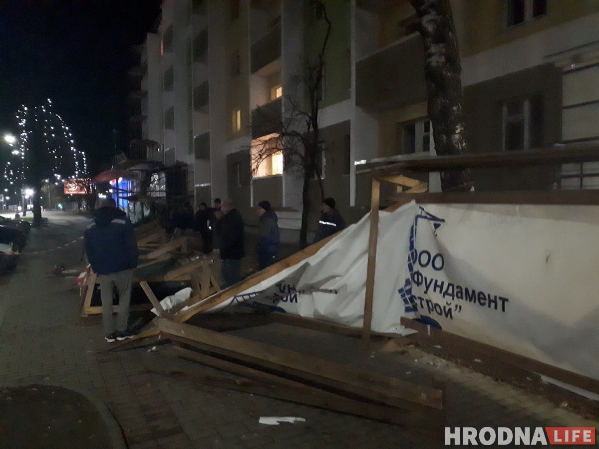 На Горкага будаўнічы плот зваліўся на дзяўчыну. Пацярпелую павезлі ў лякарню