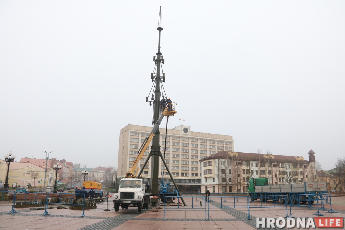 Праздник к нам приходит: на площади Ленина начали устанавливать главную елку города