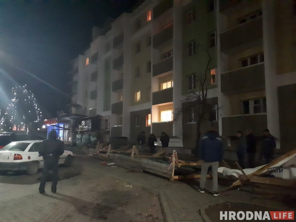 На Горкага будаўнічы плот зваліўся на дзяўчыну. Пацярпелую павезлі ў лякарню