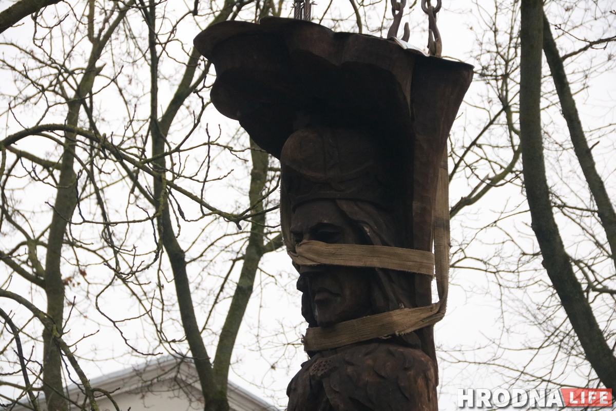 «Еще пять лет точно простоит». Деревянного Витовта вернули к гродненским замкам