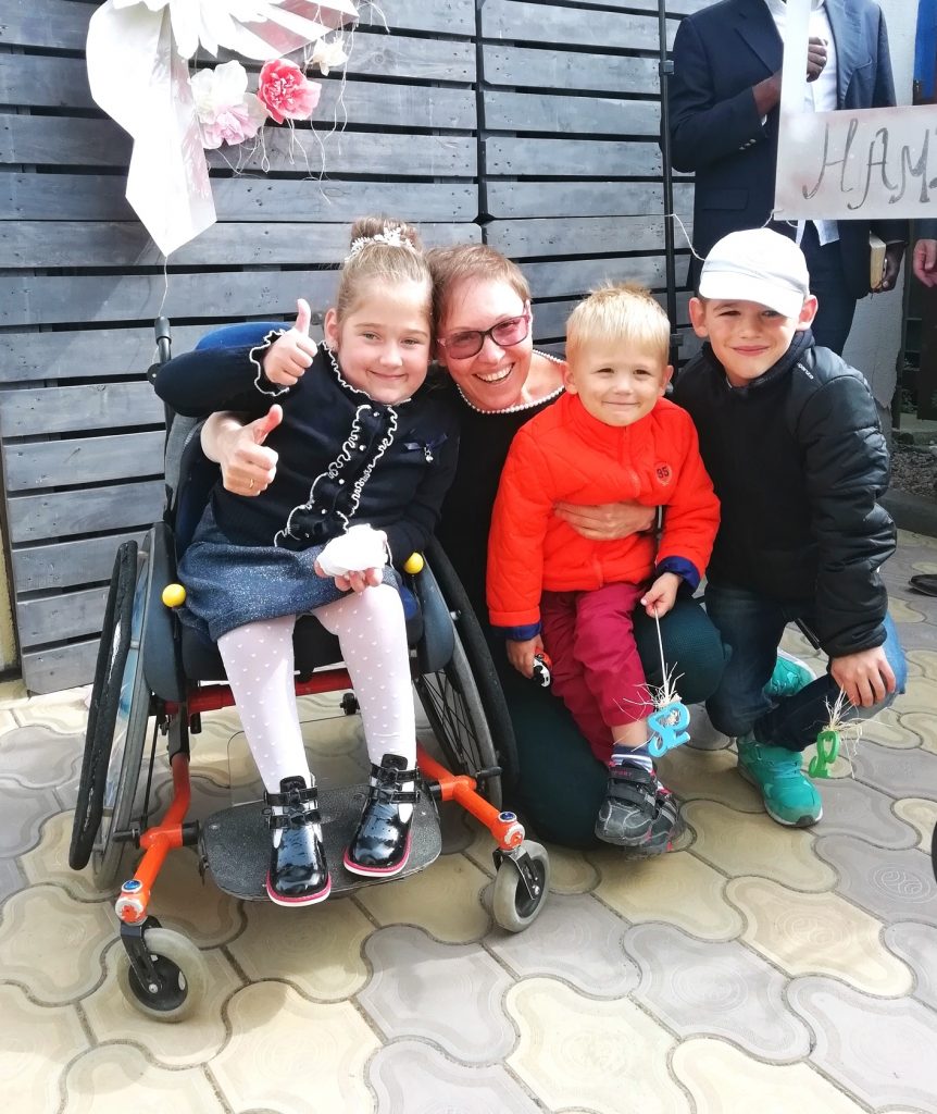 «Яна не скардзіцца. Проста сядзе часам побач і спытае: «Мама, ну калі я ўжо буду хадзіць? Я веру, што буду хадзіць! »