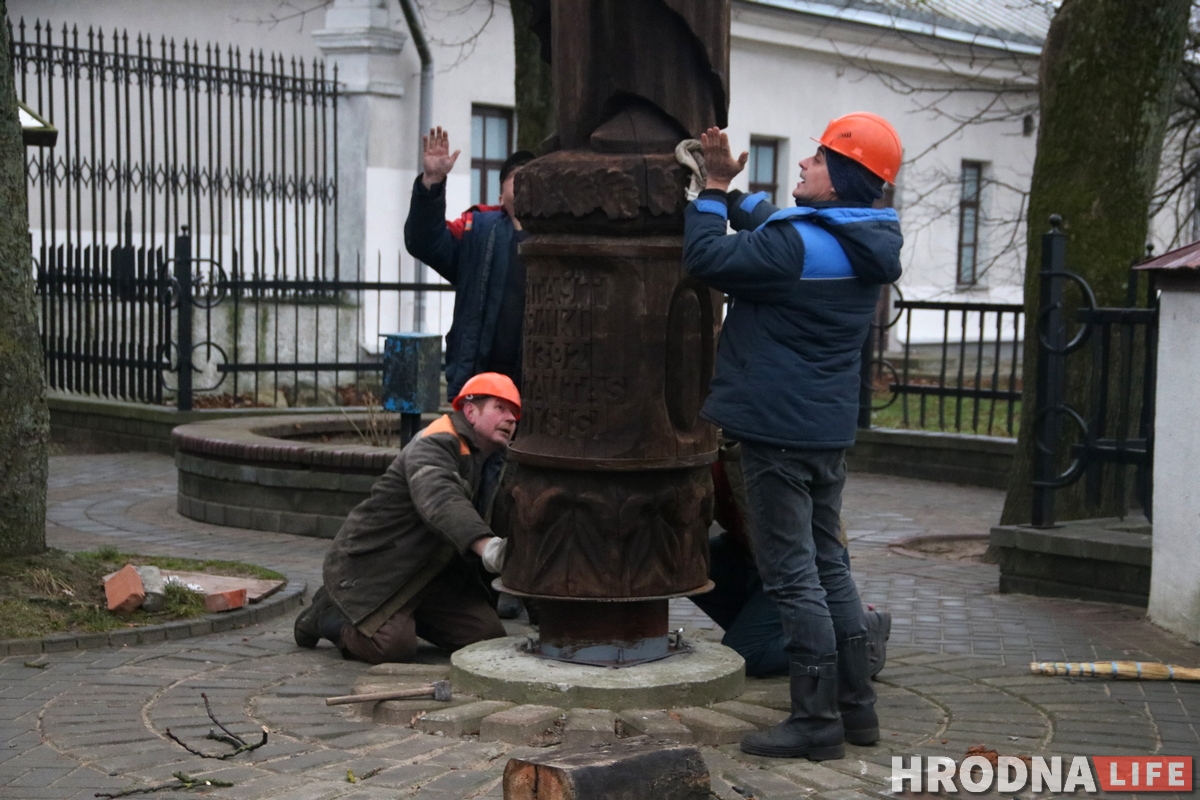 «Еще пять лет точно простоит». Деревянного Витовта вернули к гродненским замкам