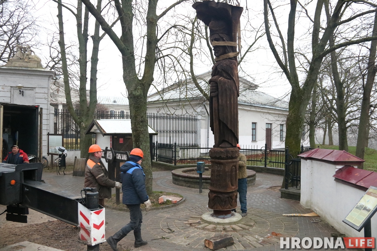 «Еще пять лет точно простоит». Деревянного Витовта вернули к гродненским замкам