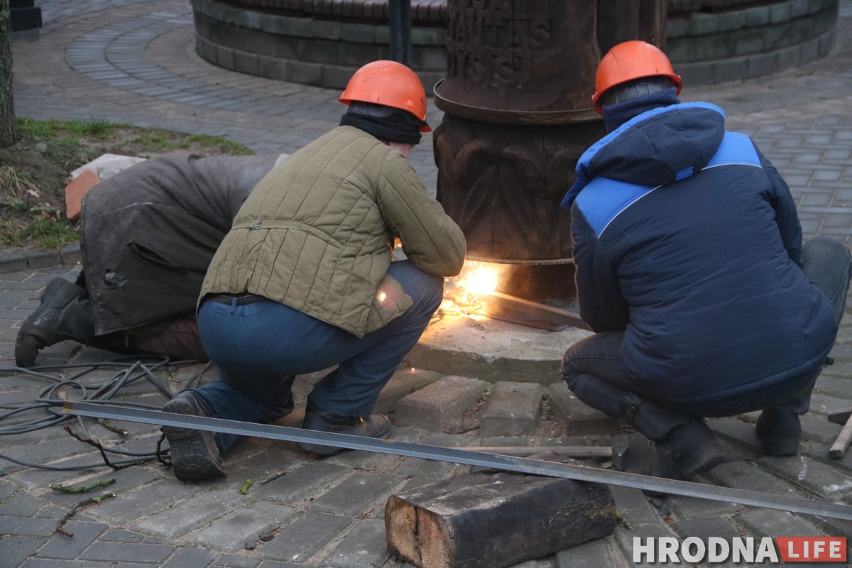«Еще пять лет точно простоит». Деревянного Витовта вернули к гродненским замкам