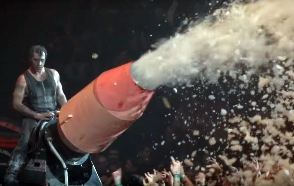 У Гродне прайшоў парад Дзядоў Марозаў. Але Снягурак аказалася больш